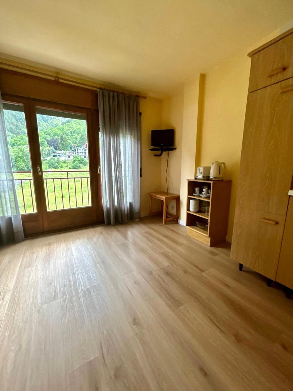 Apartamentos Turisticos Poblado Arinsal Ngoại thất bức ảnh